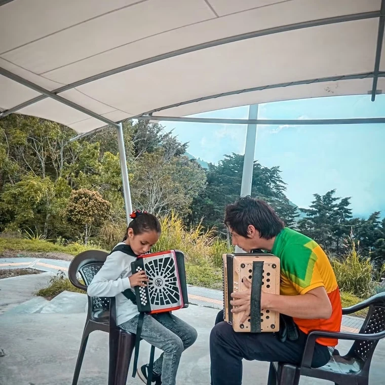 Niños tocando acordeón y caja vallenata en una jornada de la fundación